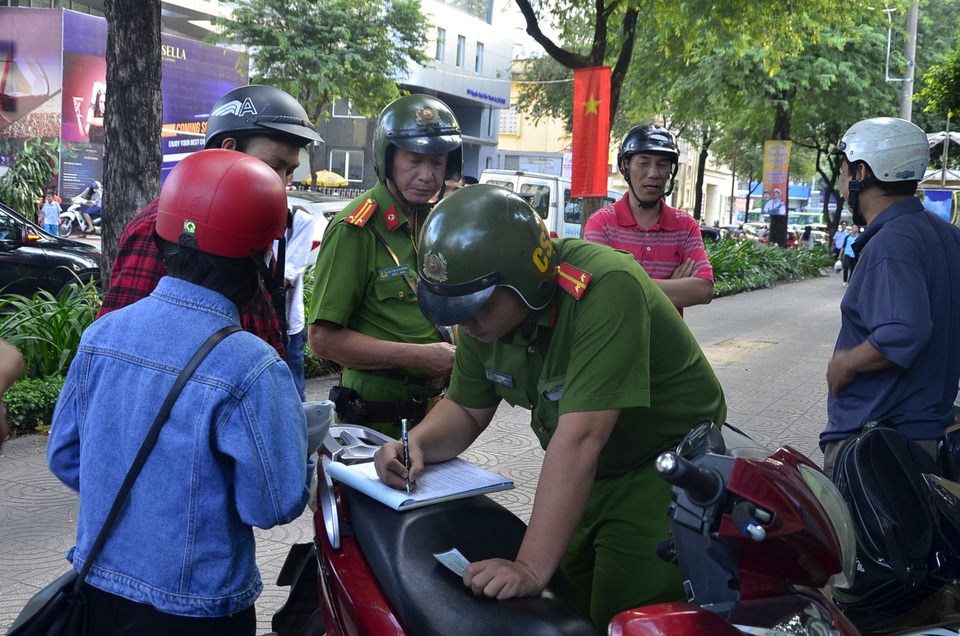“Cuộc chiến” giành lại vỉa hè: Đủ chiêu đối phó của người dân - 14 Thậm chí trường hợp này còn đòi hành hung lực lượng đô thị khi bị xử phạt hành vi chạy xe trên vỉa hè