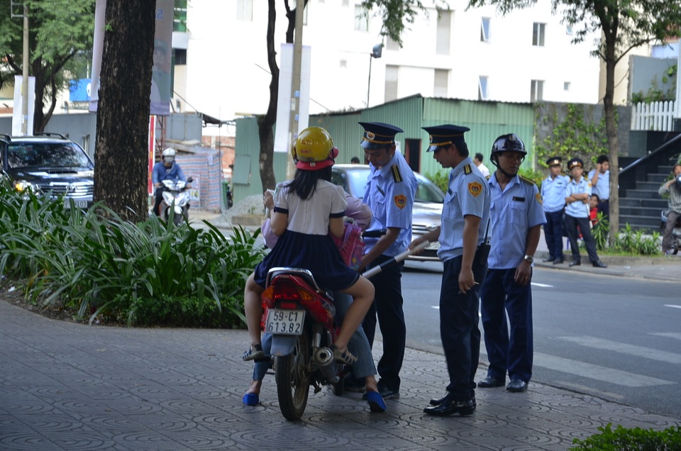 “Cuộc chiến” giành lại vỉa hè: Đủ chiêu đối phó của người dân - 5
Trước tình hình trên, UBND phường Bến Nghé, quận 1 đã ra phương án thiết lập các thanh barie ngang vỉa hè ngăn xe máy leo vỉa hè, bảo đảm an toàn cho khách bộ hành.