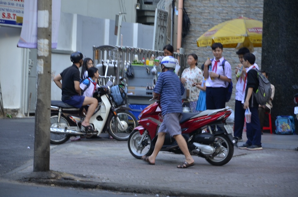 “Cuộc chiến” giành lại vỉa hè: Đủ chiêu đối phó của người dân - 7 “Cuộc chiến” giành lại vỉa hè: Đủ chiêu đối phó của người dân - 7