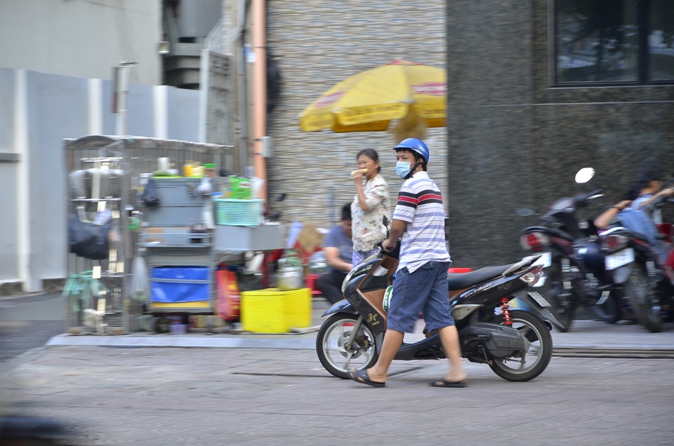 “Cuộc chiến” giành lại vỉa hè: Đủ chiêu đối phó của người dân - 8
Người dân dắt bộ xe để đối phó với lực lượng chức năng