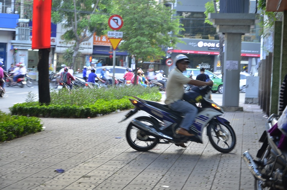 “Cuộc chiến” giành lại vỉa hè: Đủ chiêu đối phó của người dân - 9 “Cuộc chiến” giành lại vỉa hè: Đủ chiêu đối phó của người dân - 9