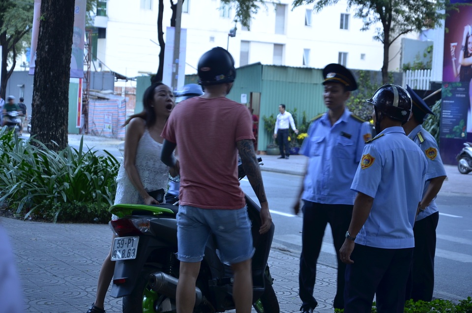 “Cuộc chiến” giành lại vỉa hè: Đủ chiêu đối phó của người dân - 12 Thậm chí trường hợp này còn đòi hành hung lực lượng đô thị khi bị xử phạt hành vi chạy xe trên vỉa hè