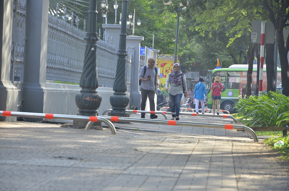 “Cuộc chiến” giành lại vỉa hè: Đủ chiêu đối phó của người dân - 4
Trước tình hình trên, UBND phường Bến Nghé, quận 1 đã ra phương án thiết lập các thanh barie ngang vỉa hè ngăn xe máy leo vỉa hè, bảo đảm an toàn cho khách bộ hành.
