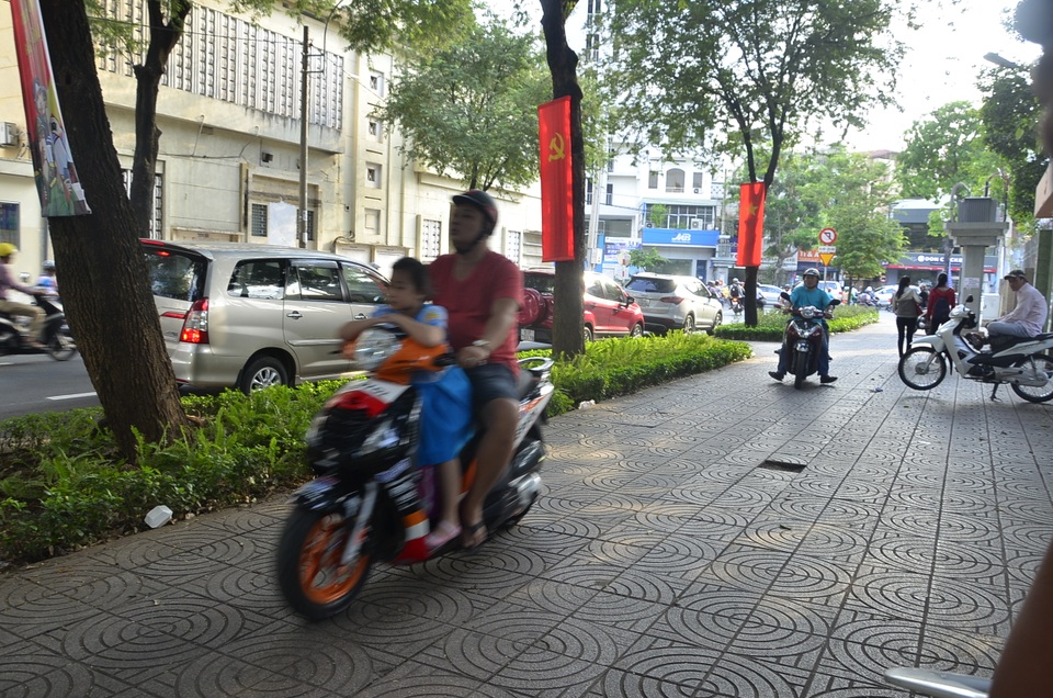“Cuộc chiến” giành lại vỉa hè: Đủ chiêu đối phó của người dân - 3 Tình trạng người dân chạy xe máy lên vỉa hè diễn ra nhiều năm nay ở TPHCM gây nguy hiểm cho người đi bộ