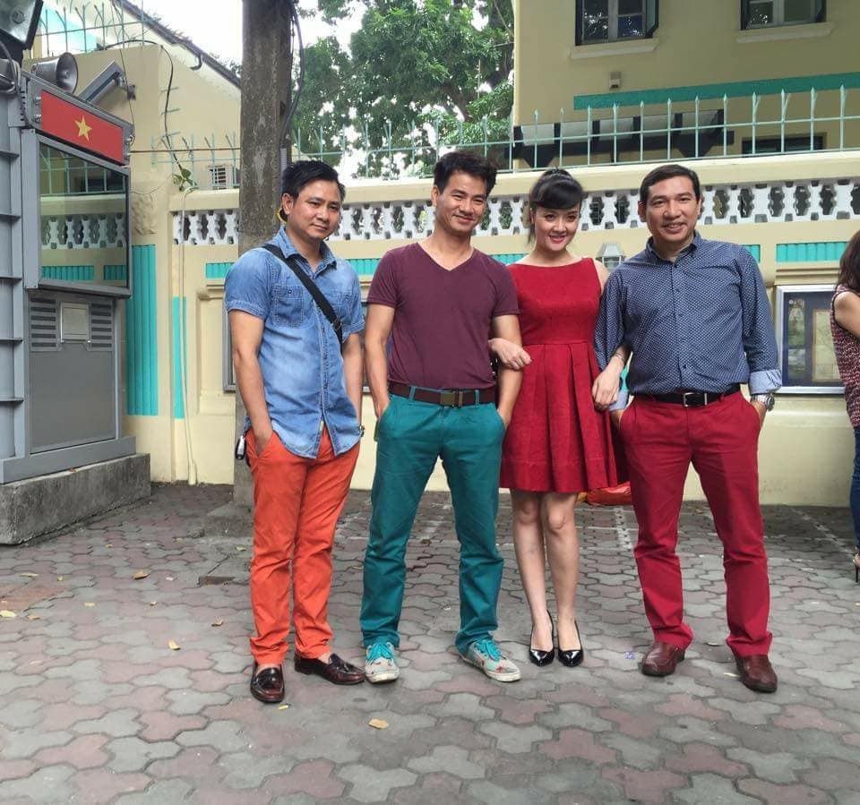 Công Vinh khoe ảnh con gái đã lớn; Đặng Thu Thảo khoe ảnh "tự sướng" - 14 Xuân Bắc chia sẻ ảnh màu mè khi dàn diễn viên hài gồm có Tự Long, Vân Dung, Quang Thắng hội ngộ, tất cả đều diện trang phục vô cùng nổi bật, Xuân Bắc viết: Rất vô tình thôi các bác ạ. Mấy anh em hẹn nhau đi phỏng vấn thôi đấy. Haizzzzz nhức mắt quá!!!.