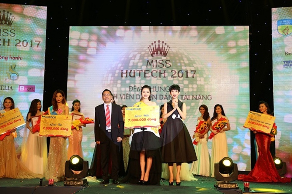 Hoa hậu Sang Lê cùng Xuân Lan rạng rỡ trên ghế nóng Miss HUTECH - 10 Siêu mẫu Xuân Lan trao giải thưởng cho thí sinh đạt giải Á khôi 1.