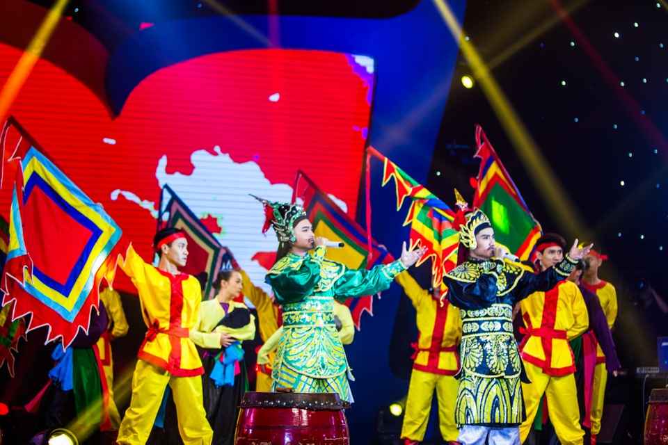 Gameshow cuối cùng của NSƯT Quang Lý đã tìm ra quán quân - 6 Ở phần song ca tự chọn, cặp đôi Xuân Phú – Nam Cường khiến khán giả mãn nhãn với màn biểu diễn Hòn vọng phu.
