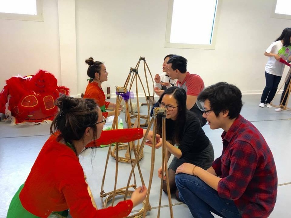 Nghệ sĩ Việt mang sắc xuân Việt Nam đến với kiều bào Pháp - 1 Nghệ sĩ Việt mang sắc xuân Việt Nam đến với kiều bào Pháp - 1