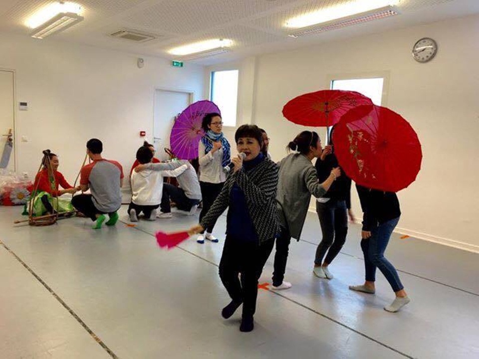 Nghệ sĩ Việt mang sắc xuân Việt Nam đến với kiều bào Pháp - 2 Các nghệ sĩ tập luyện cho chương trình Tết Chợ Tết quê tôi với hoạt cảnh tái hiện chợ Tết.