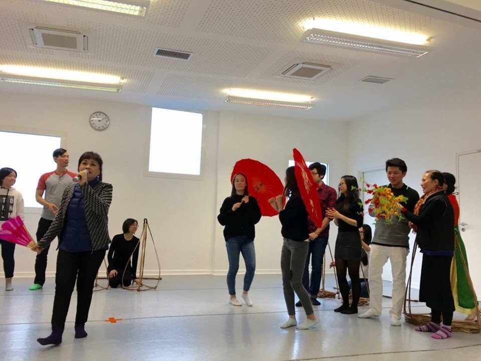 Nghệ sĩ Việt mang sắc xuân Việt Nam đến với kiều bào Pháp - 3 Nghệ sĩ Việt mang sắc xuân Việt Nam đến với kiều bào Pháp - 3