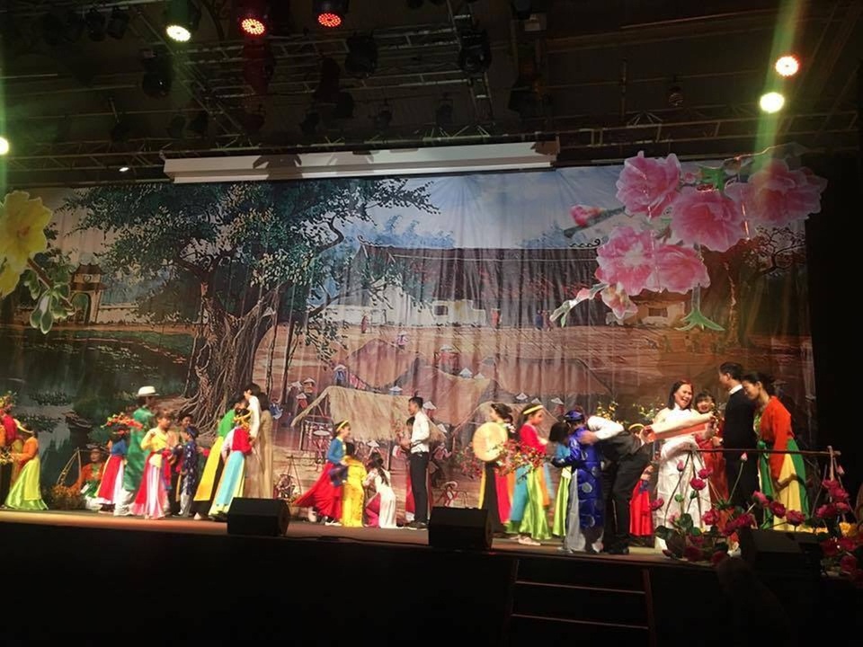 Nghệ sĩ Việt mang sắc xuân Việt Nam đến với kiều bào Pháp - 5 Sân khấu tái hiện hình ảnh dung dị của những vùng quê Việt Nam
