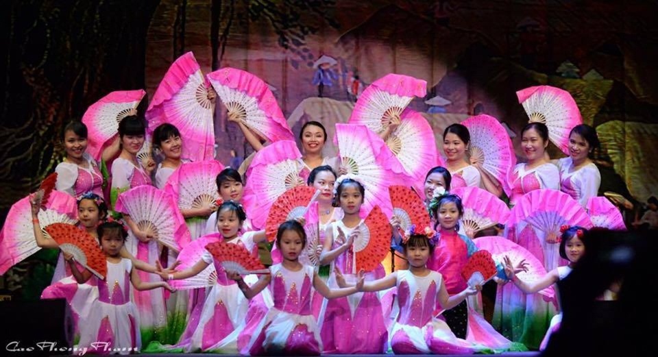 Nghệ sĩ Việt mang sắc xuân Việt Nam đến với kiều bào Pháp - 6 Nghệ sĩ Việt mang sắc xuân Việt Nam đến với kiều bào Pháp - 6