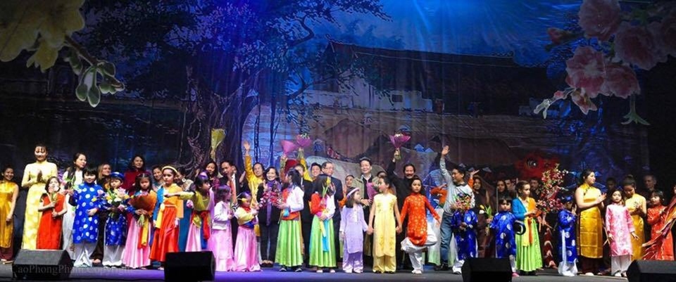 Nghệ sĩ Việt mang sắc xuân Việt Nam đến với kiều bào Pháp - 8 Màn chào kết là sự kết hợp giữa âm nhạc với khúc ca Hào khí Việt nam và đoàn Vovinam thể hiện tinh thần thượng võ.