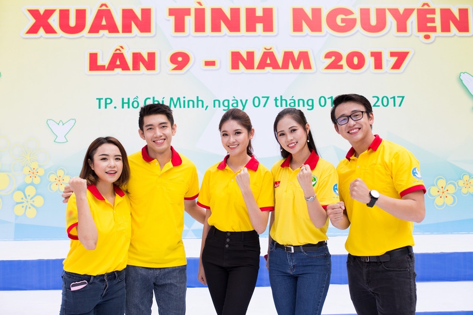 Á hậu Thùy Dung, Quang Đăng “cháy” cùng SV tình nguyện TPHCM - 9 MC Quang Bảo (ngoài cùng bên phải) cùng các nghệ sĩ tham gia chương trình.