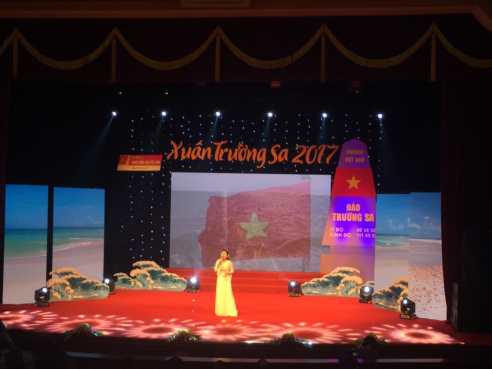 Ca sĩ Anh Thơ “Bâng khuâng Trường Sa”.