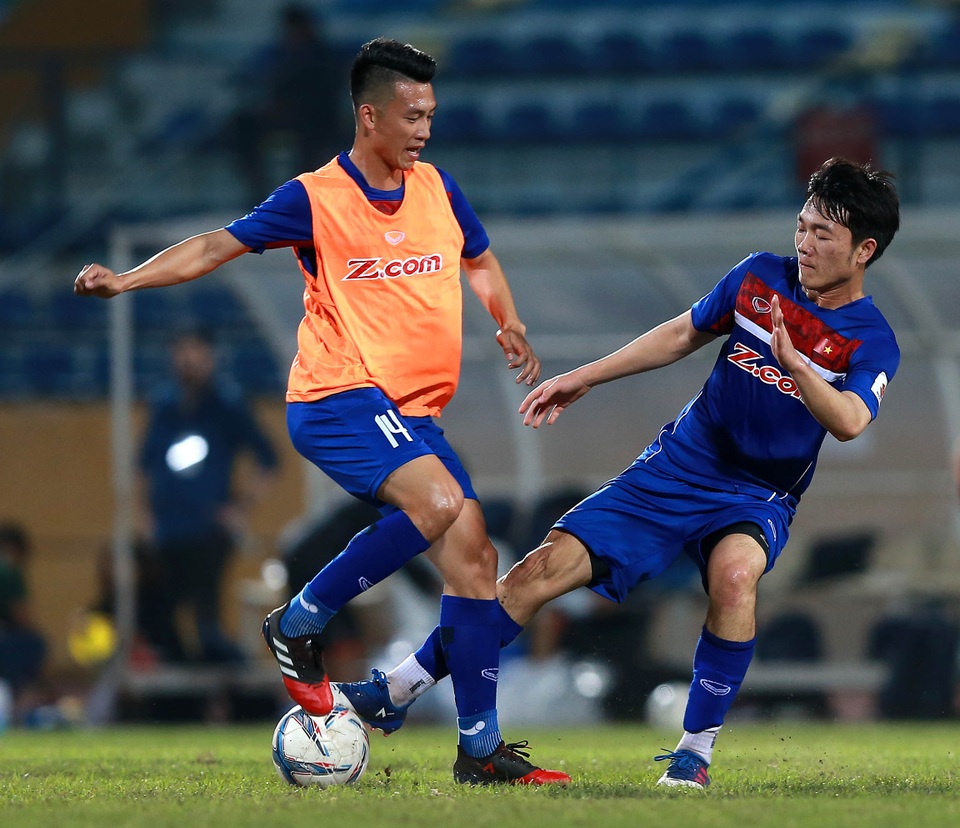 Đội tuyển Việt Nam luyện dứt điểm, quyết đánh bại Đài Bắc Trung Hoa - 3
Xuân Trường tranh bóng với đồng đội - Ảnh: Gia Hưng