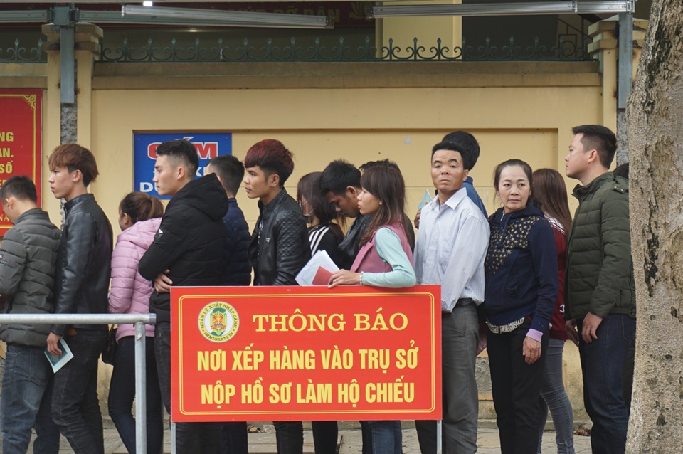 Người dân trật tự xếp hàng chờ làm hộ chiếu, “cò” hết đất làm ăn - 2 Người dân trật tự xếp hàng chờ làm hộ chiếu, “cò” hết đất làm ăn - 2