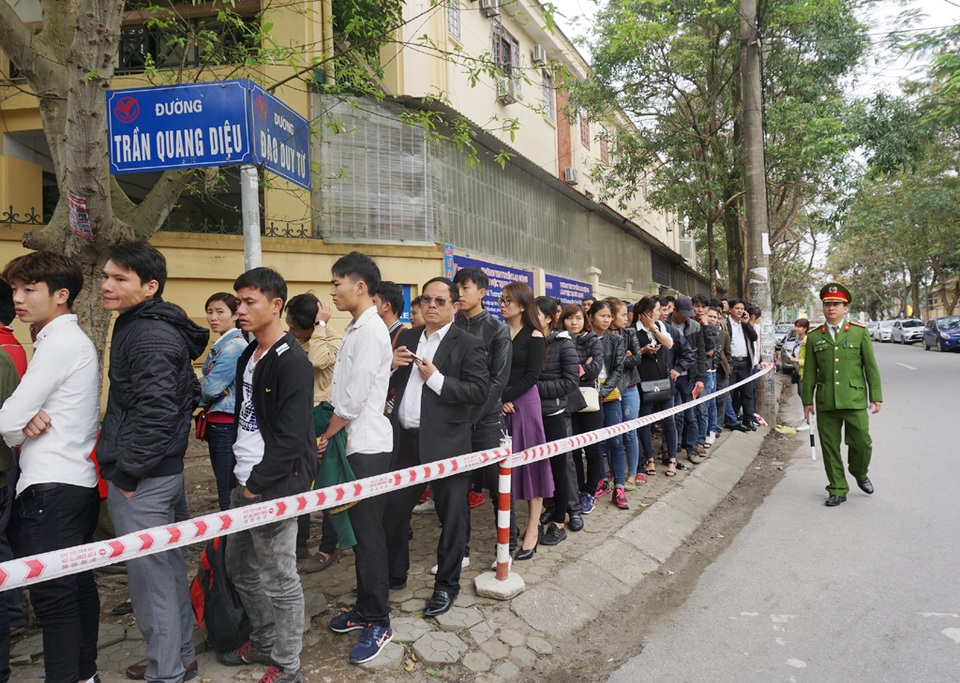 Người dân trật tự xếp hàng chờ làm hộ chiếu, “cò” hết đất làm ăn - 4 Ước tính ngày hôm nay có khoảng 1.500 hồ sơ xin cấp hộ chiếu, giấy thông hành tại Phòng quản lý xuất nhập cảnh Nghệ An.