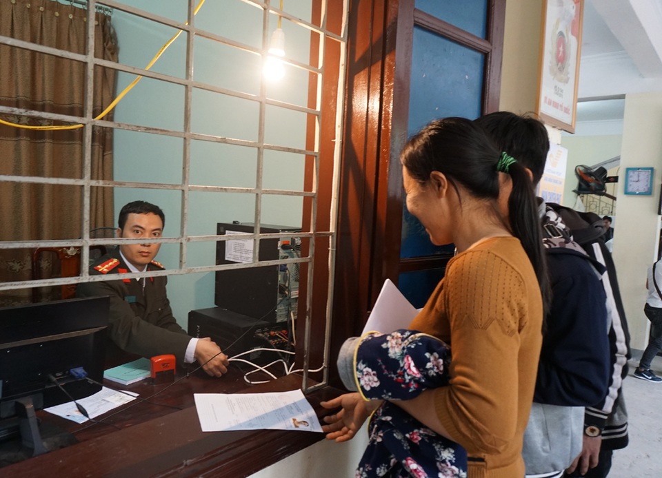 Người dân trật tự xếp hàng chờ làm hộ chiếu, “cò” hết đất làm ăn - 8 Với số thứ tự được phát từ trước, người dân không còn phải chen lấn, xô đẩy để nộp hồ sơ như trước đây.