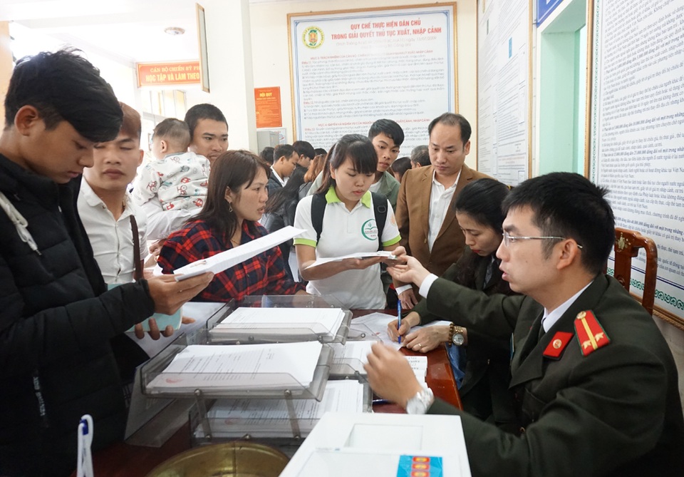 Người dân trật tự xếp hàng chờ làm hộ chiếu, “cò” hết đất làm ăn - 6 Mỗi người dân có nhu cầu được cấp 1 tờ khai miễn phí có đóng dấu treo của Phòng quản lý xuất nhập cảnh, tránh tình trạng bị cò chèo kéo, chặt chém với giá từ 30-50 nghìn đồng/tờ như các năm trước.