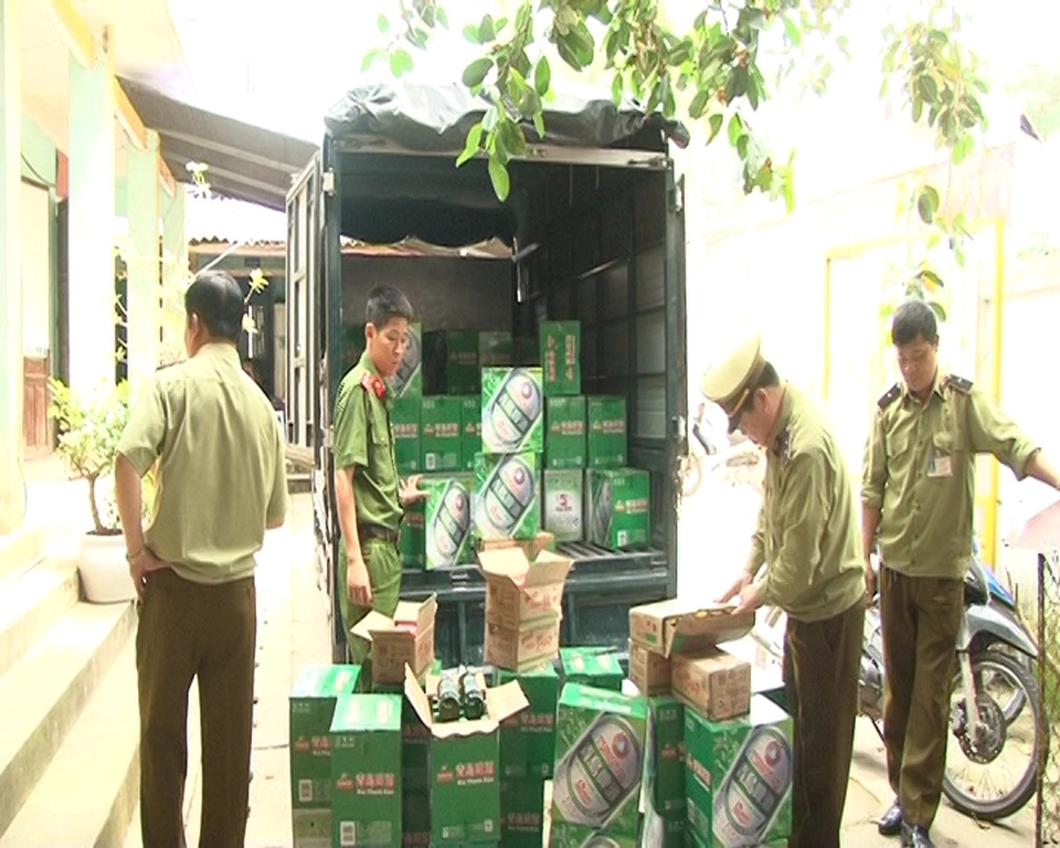 1.000 chiếc xúc xích và 2000 chai bia nhập lậu từ Trung Quốc - 1 1.000 chiếc xúc xích và 2000 chai bia nhập lậu từ Trung Quốc - 1