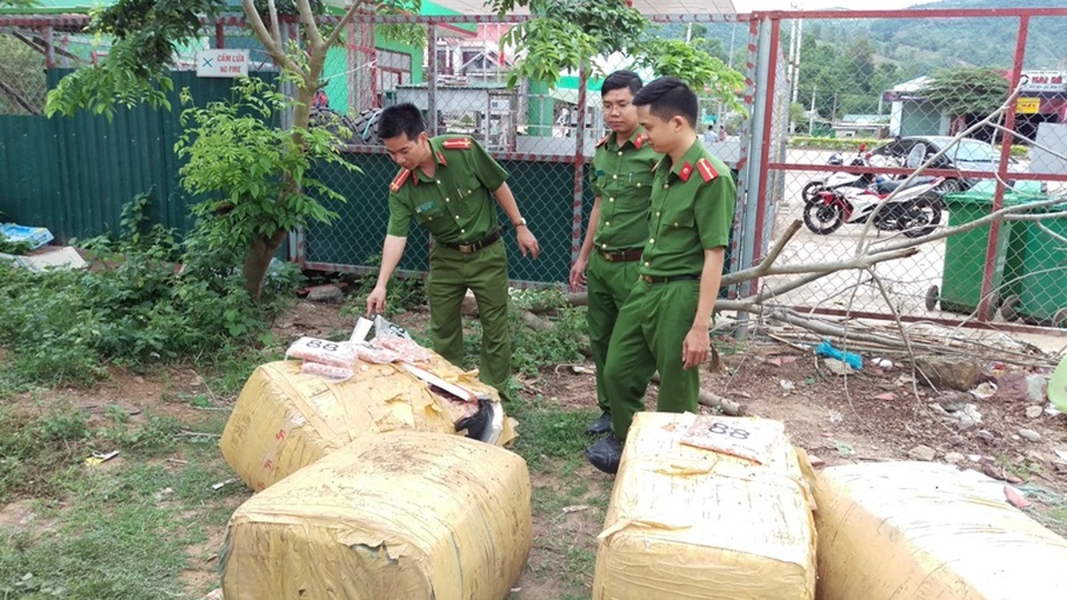 Các thùng xốp chứa hơn 1,2 tấn thịt gia cầm không rõ nguồn gốc