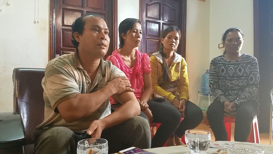 Xác minh làm rõ nghi án bé gái bị bắt cóc - 1
Anh Y Huynh Bdap và một số người phụ nữ trong buôn kể lại sự việc