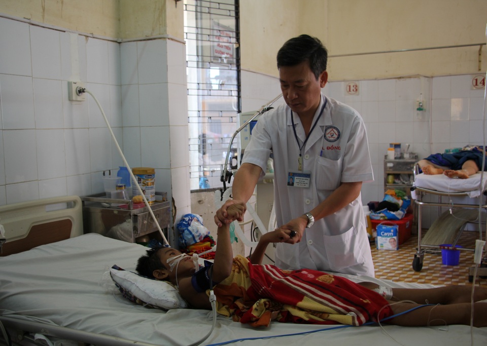 Ngã từ cây vú sữa, bé 8 tuổi nguy kịch vì dập não - 2
Theo Bác sĩ Huỳnh Như Đồng – Trưởng Khoa Ngoại thần kinh thì tình trạng của em Y Kát đang rất nguy kịch