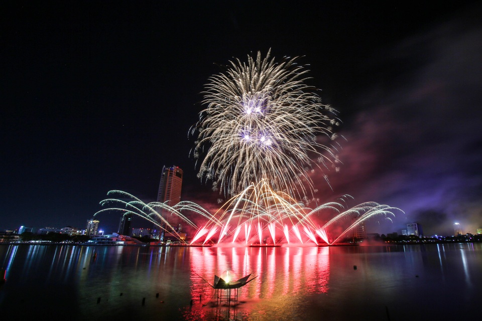 Anh, Úc, Ý sẽ cùng tranh ngôi quán quân pháo hoa ở Đà Nẵng - 9 Đội Ý so tài với đội Úc trong đêm pháo hoa mang tên hành Thủy và cùng lọt vào top 3 tranh ngôi quán quân DIFF 2017