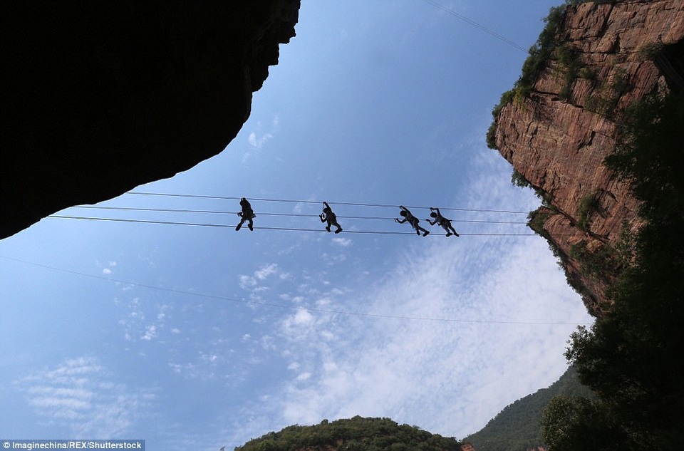 “Đứng tim” màn trình diễn yoga trên vách núi cheo leo gần 200m - 3
Với kỹ năng yoga của mình, họ tìm cách giữ thăng bằng trên các sợi dây.