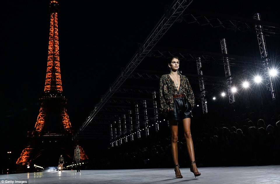 Con gái Cindy Crawford trình diễn bên tháp Eiffel - 4 
Cô sải bước ngay bên tháp Eiffel nổi tiếng của Paris hoa lệ