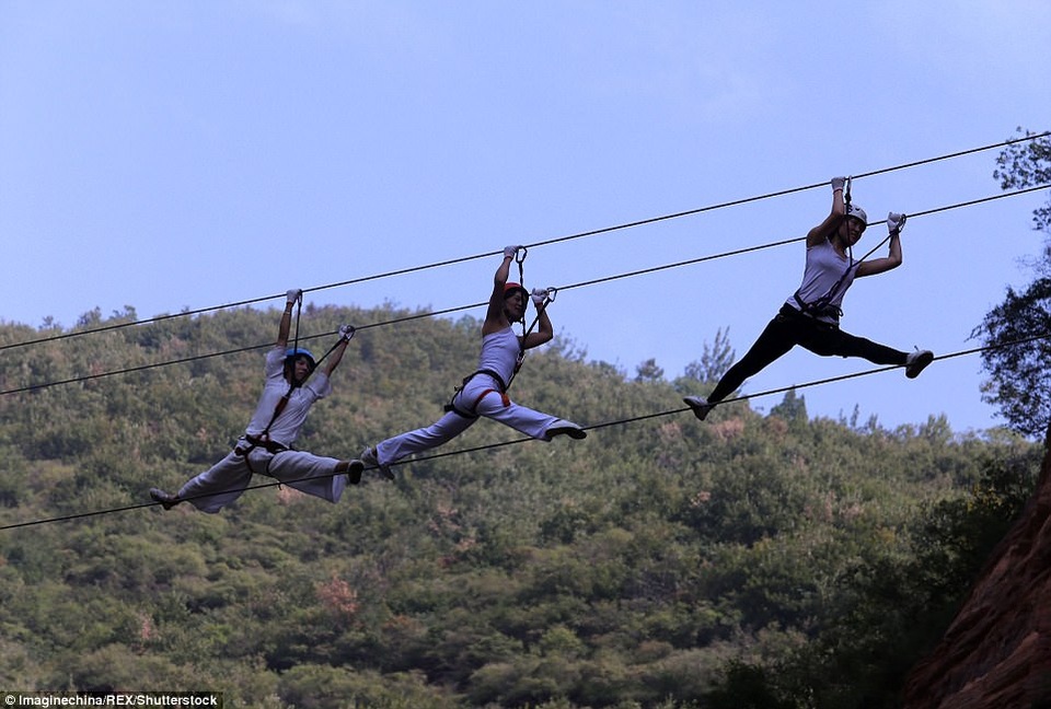 “Đứng tim” màn trình diễn yoga trên vách núi cheo leo gần 200m - 4
Mặc dù được trang bị các thiết bị đảm bảo an toàn, song họ vẫn không làm mất đi tính nghệ thuật của bài tập.