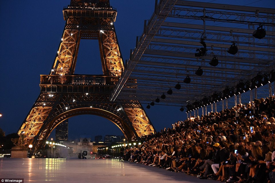 Con gái Cindy Crawford trình diễn bên tháp Eiffel - 6 
Khán giả hào hứng theo dõi show diễn hoành tráng này