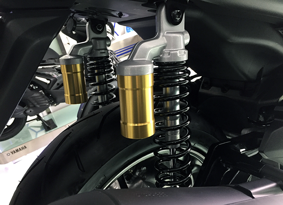 Thay giảm xóc sau, Yamaha hoàn thiện NVX - 6 Yamaha NVX Camo với hệ thống giảm xóc sau cao cấp hơn so với các phiên bản tiêu chuẩn.