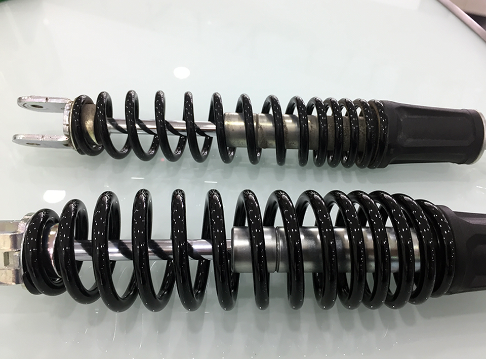 Thay giảm xóc sau, Yamaha hoàn thiện NVX - 12 Thay đổi nhìn thấy là sự khác biệt về đường kính lò xo nén.