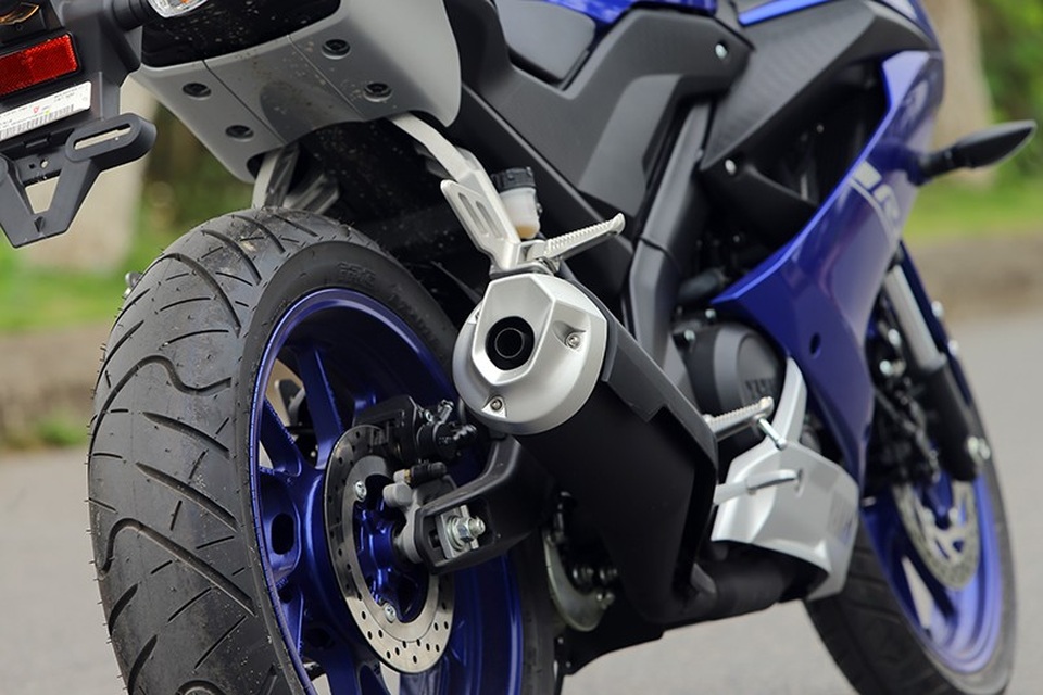 Yamaha R-15 có bộ lốp không săm kích thước khá lớn: 100/80-17M/C ở phía trước và 140/70-17M/C ở phía sau.