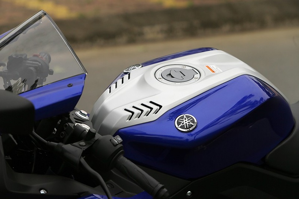 Thiết kế bình xăng với các điểm nhấn tiếp tục phát huy hình ảnh thể thao trên các dòng xe hiện tại của Yamaha.