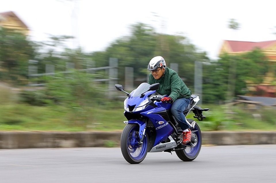 
Hiện tại, Yamaha R-15 nhập khẩu nguyên chiếc từ Indonesia có giá bán 92 triệu đồng (đã bao gồm các loại thuế liên quan).
