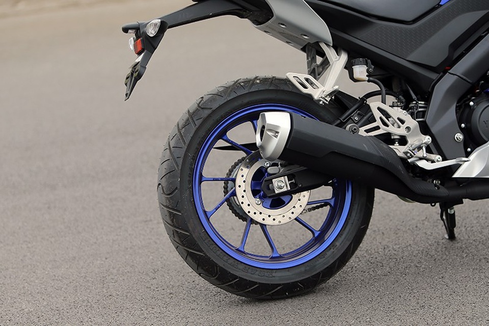 Hiện phiên bản tiêu chuẩn của R-15 chưa được trang bị hệ thống chống bó cứng phanh ABS, khả năng lớn tính năng này sẽ có trên phiên bản cao cấp Movistar.