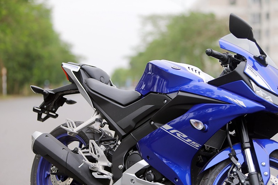 Bộ yên xe hai tầng của Yamaha R-15 có vị trí khá thoải mái, đối với người lái tư thế ngồi ôm lấy bình xăng đảm bảo tính khí động học nhưng cũng không quá gò bó.