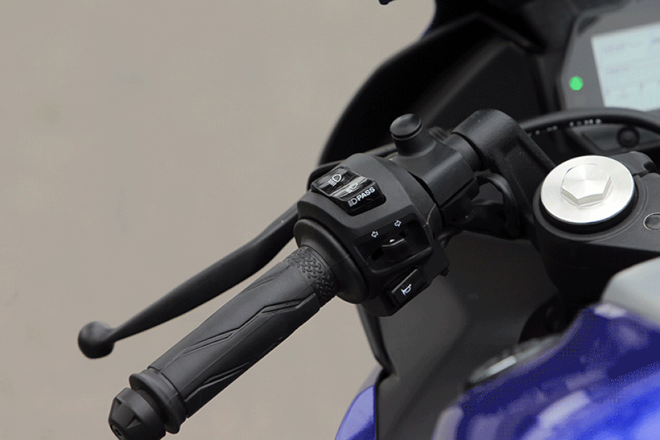 Bố chí các phím chức năng trên tay lái của R-15, với công tắc ngắt động cơ, hệ thống đèn cảnh báo, đèn báo xin vượt...