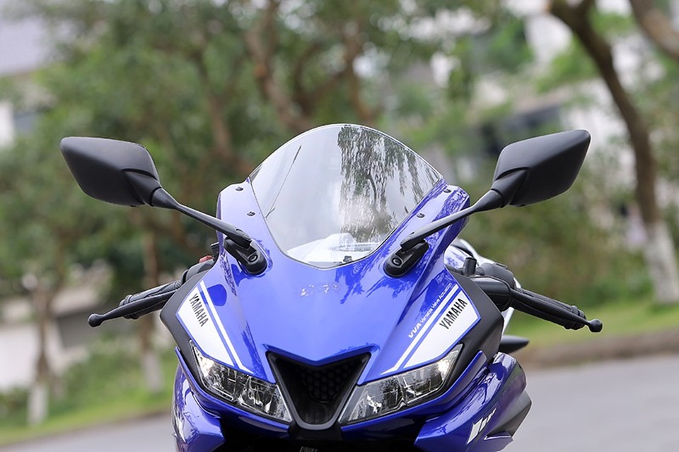 Yamaha R-15 sử dụng đèn pha LED (bao gồm cả pha/cốt).