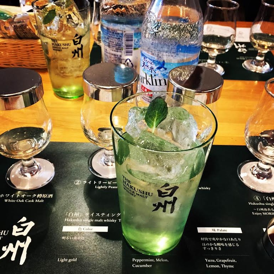 Yamanashi – vương quốc trái cây và quê hương của ngọn núi Phú Sỹ nổi tiếng Nhật Bản - 7 Du khách được hướng dẫn cách thưởng thức một ly whisky đúng cách