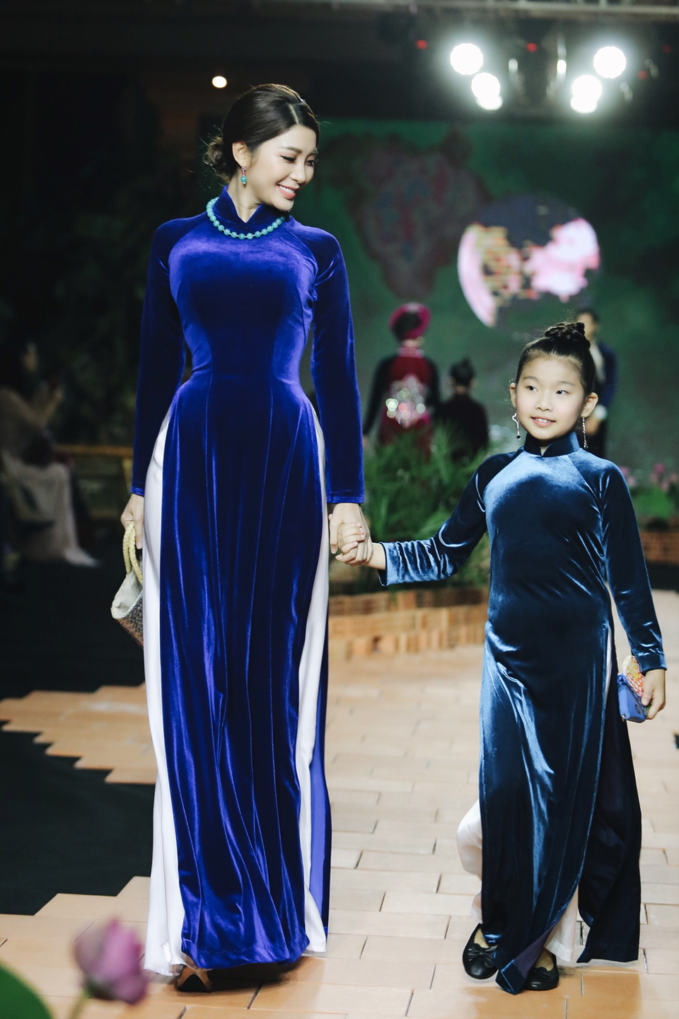 Sự chuyên nghiệp và những sải bước tự tin, uyển chuyển của nữ diễn viên thu hút khán giả.