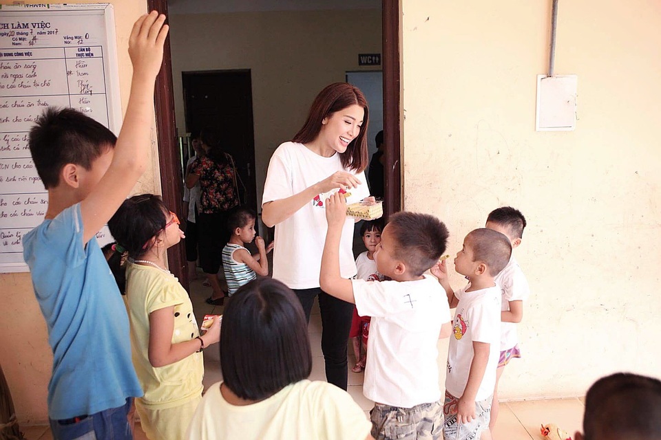 Các em nhỏ quây quần bên cô diễn viên xinh đẹp. Nhiều em bé đã nhận ra cô Quyên trong phim “Hồ sơ lửa” và hỏi cô có phải là cô Mai của phim “Zippo, mù tạt và em”.