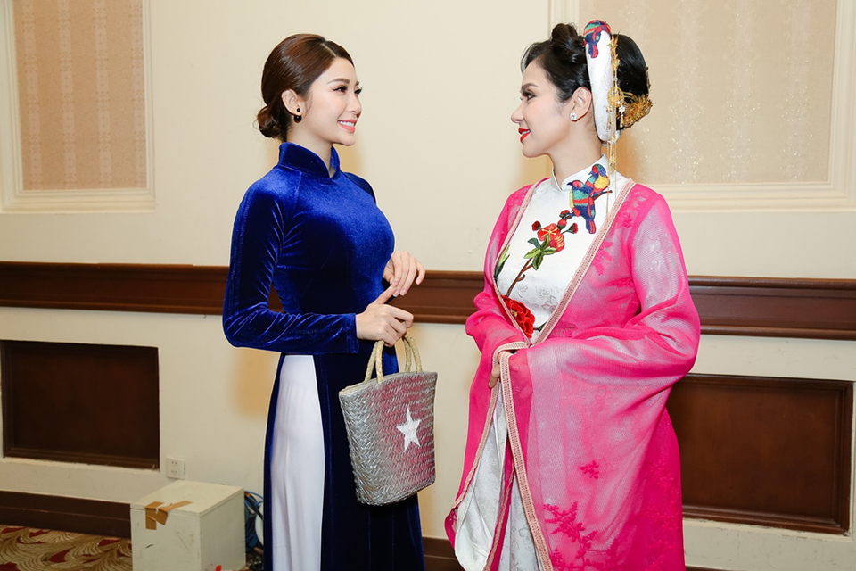 Trong khoảnh khắc đọ sắc với đàn em Yan My, Việt Trinh trẻ trung không kém. Hai nữ đồng nghiệp trò chuyện thân thiết trong hậu trường.