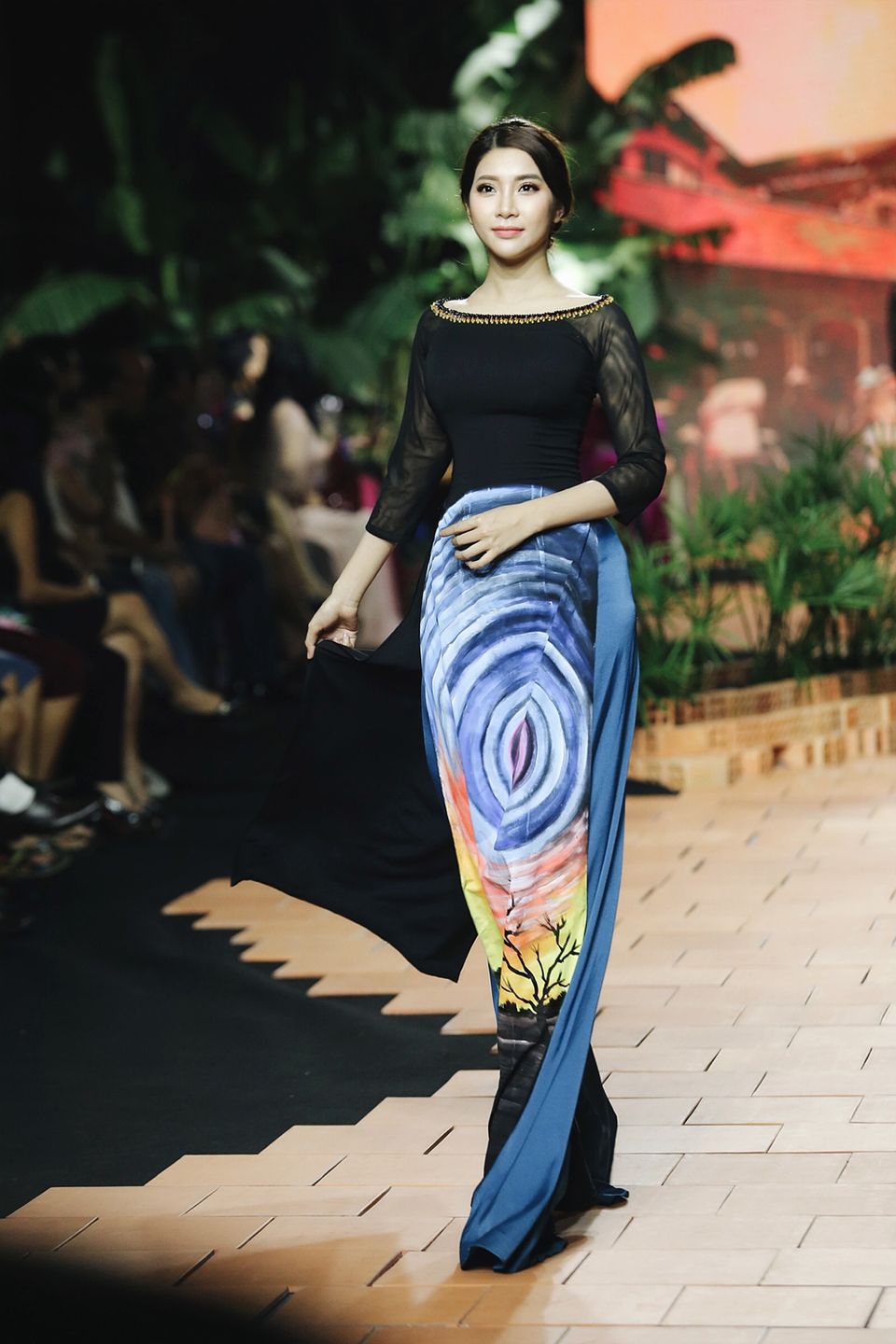 Cô cũng từng cô trải qua một vài cuộc thi người mẫu và khởi đầu sự nghiệp trên sàn catwalk.