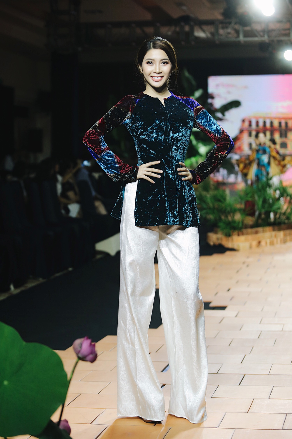 Kinh nghiệm trình diễn cùng sự điềm đạm, lễ phép và đúng giờ của cô là một trong những lí do mà Yan My vẫn thỉnh thoảng được các nhà thiết kế mời trình diễn dù đã không còn định hướng theo đuổi nghiệp diễn thời trang chuyên nghiệp.