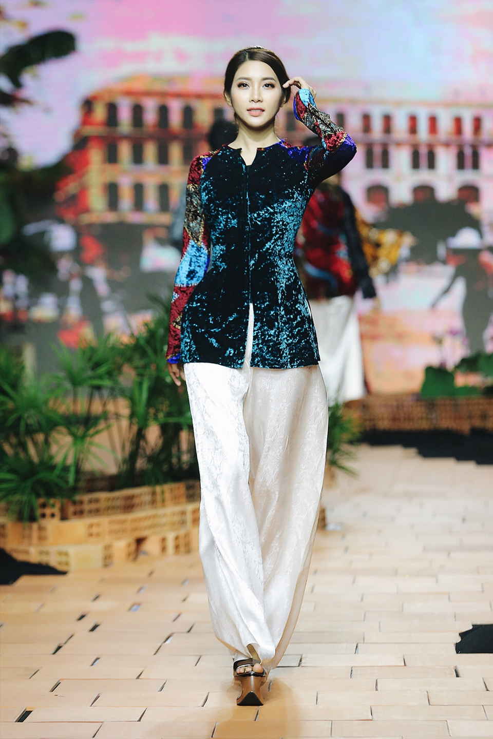 Mỹ nhân điện ảnh Việt Trinh, Yan My bất ngờ catwalk cùng dàn siêu mẫu - 15