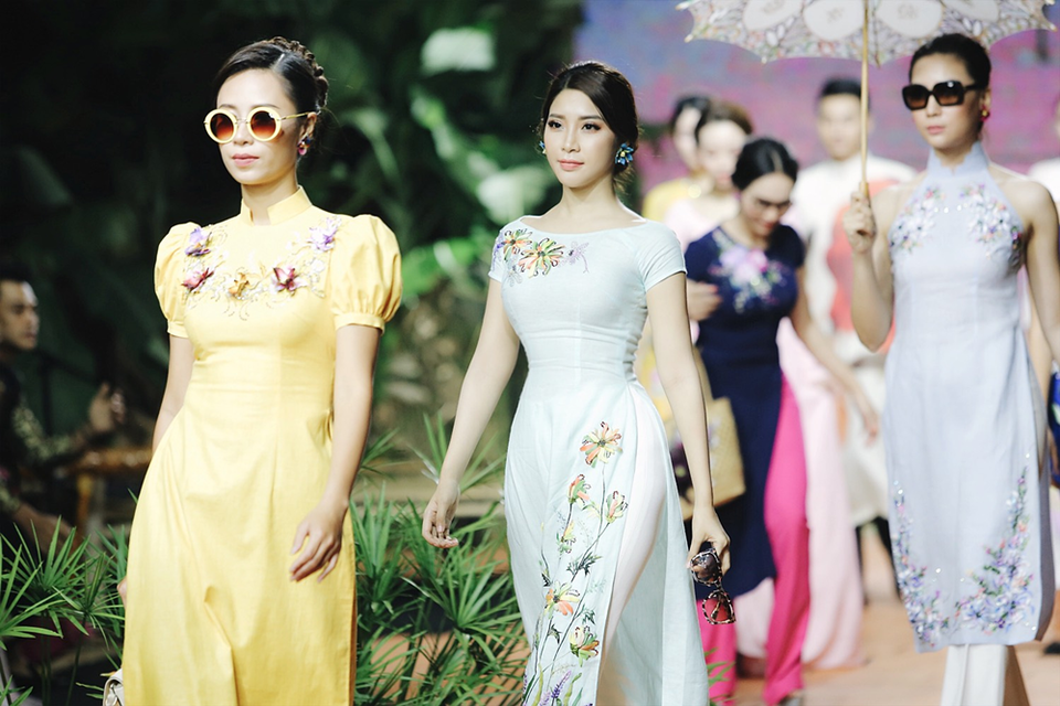 Mỹ nhân điện ảnh Việt Trinh, Yan My bất ngờ catwalk cùng dàn siêu mẫu - 10
